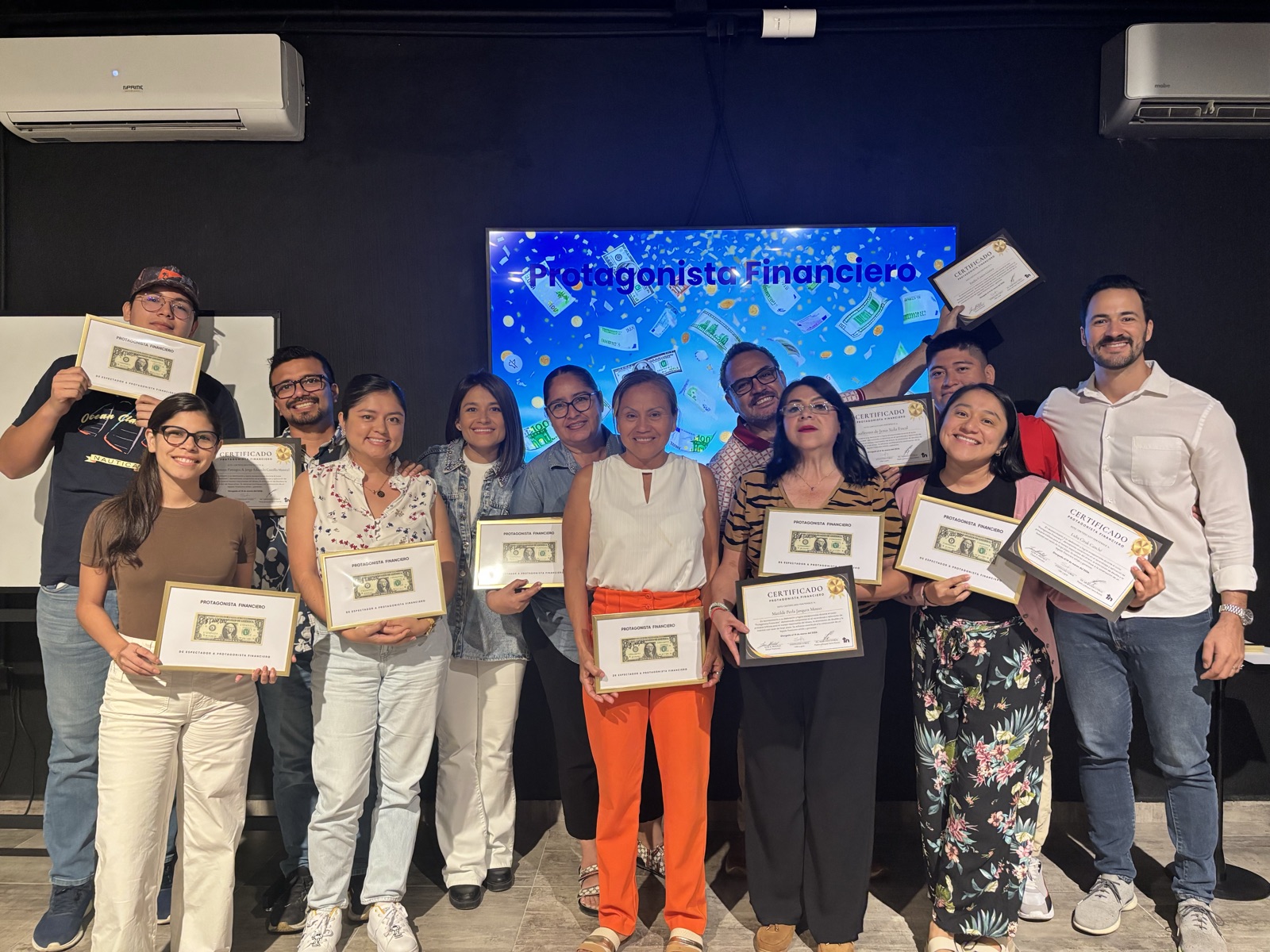 Alumnos de Protagonista Financiero con sus certificados